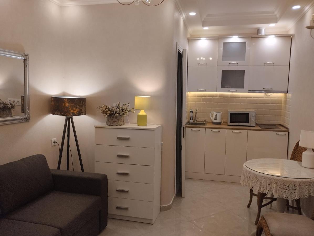 Room In Sololaki Tbilisi Bagian luar foto